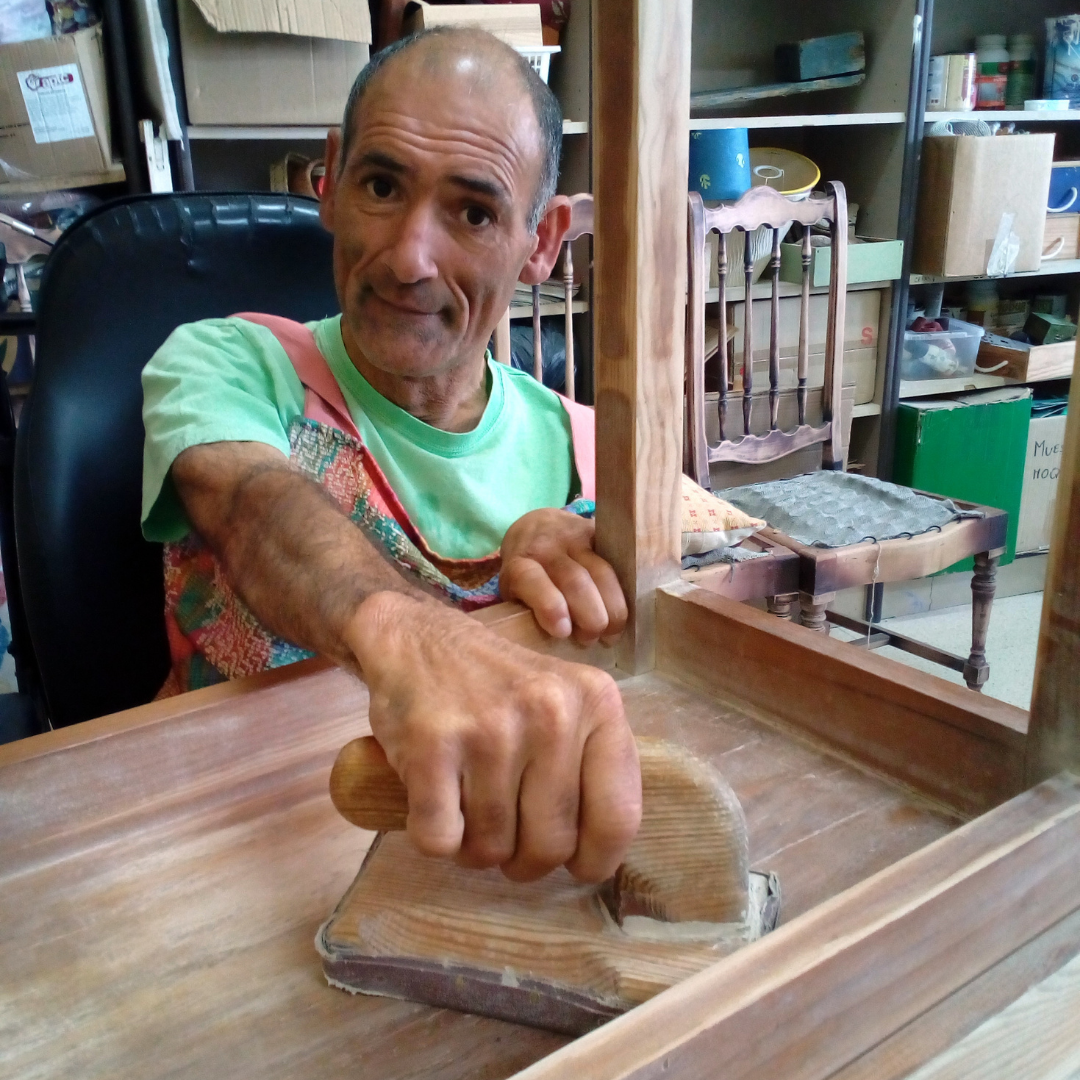 ARTESANÍA. Producción de artesanía con materiales y diseños innovadores, venta en tienda propia “Atalaia”, escaparatismo, exposición, etiquetado…
